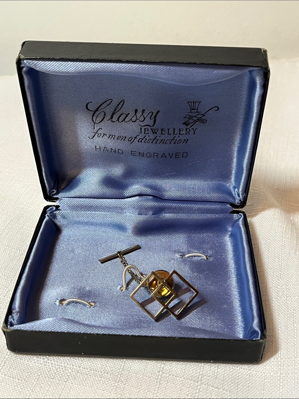 Geometric Tie clip
Classy jewellery for men of distinction
Like new